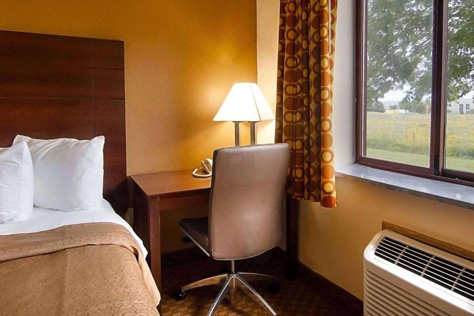 Super 8 By Wyndham Sturtevant Racine Exterior foto